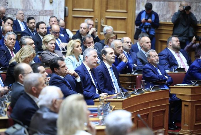 Το παρασκήνιο μιας θυελλώδους συνεδρίασης για τα ΕΛΤΑ: Οι σφοδρές αντιδράσεις βουλευτών της ΝΔ και οι ατάκες – φωτιά