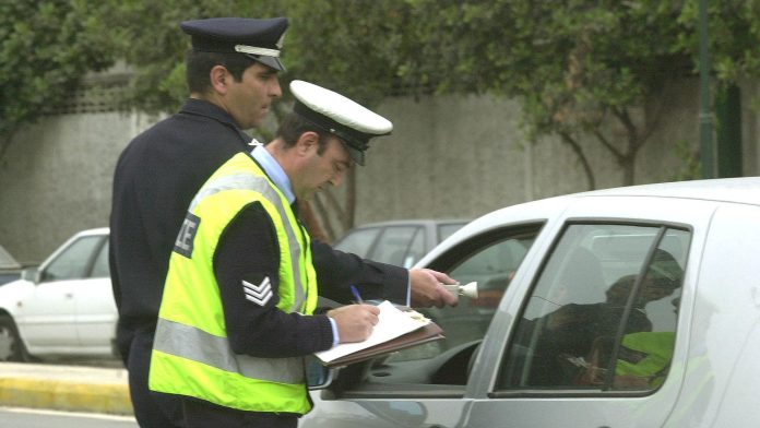 Διπλώματα οδήγησης: Φρένο στις ανανεώσεις άνω των 65 ετών, στοπ στην οδήγηση χωρίς αλκοτεστ και κράνος