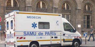 Γαλλία: H στιγμή που δύο μικρά αγόρια πηδούν από ύψος 9 μέτρων από φλεγόμενο κτίριο στη Γκρενόμπλ! (VIDEO)