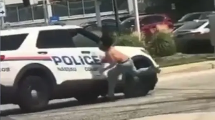 Γυναίκα στη Νέα Υόρκη απειλεί με πιστόλι διερχόμενους οδηγούς – (VIDEO)