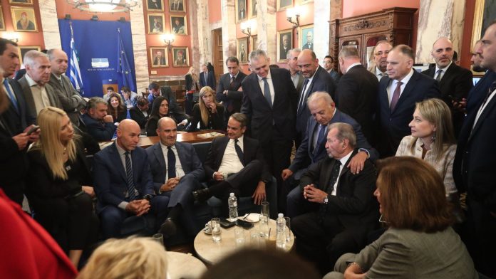 Με δείπνα και γεύματα εξευμενίζει τους γαλάζιους βουλευτές το Μαξίμου