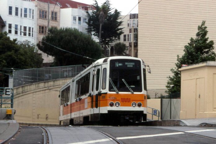 Σαν Φρανσίσκο: Τραμ έπιασε 80 χ.α.ω. ενώ η οδηγός… κοιμόταν – Για λίγο αποφεύχθηκε σοβαρό ατύχημα – (VIDEO)