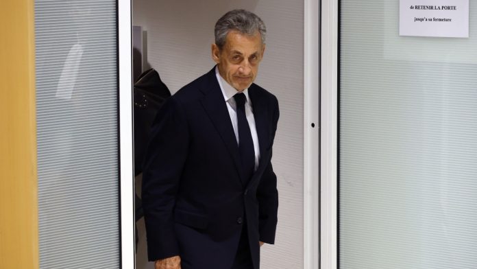 Προτείνουν την αποφυλάκιση Σαρκοζί – «Είναι εξαντλητικό να είσαι φυλακή»