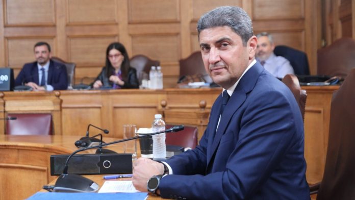 Αθώος, θεσμικός και ανεύθυνος σε όλα δηλώνει ο Αυγενάκης στην εξεταστική επιτροπή για τον ΟΠΕΚΕΠΕ