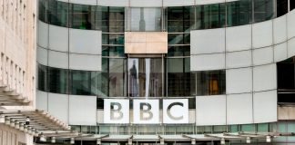 Ο Τραμπ καμαρώνει για την παραίτηση του επικεφαλής του BBC και απειλεί με νομική προσφυγή για την «κοπτοραπτική» σε ομιλία του