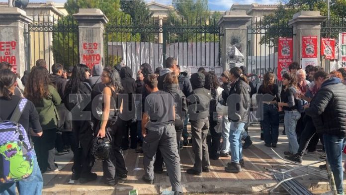 Πολυτεχνείο: Πέταξαν μπουκάλια στον Πρύτανη