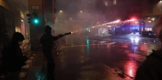 Πεδίο μάχης η Μπολόνια: Κροτίδες, φωτοβολίδες και χημικά σε διαδήλωση για την Παλαιστίνη πριν τον αγώνα Βίρτους-Μακάμπι – (VIDEO)