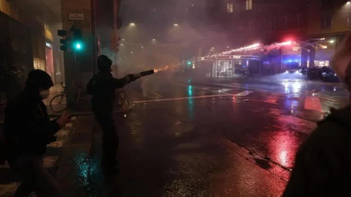 Πεδίο μάχης η Μπολόνια: Κροτίδες, φωτοβολίδες και χημικά σε διαδήλωση για την Παλαιστίνη πριν τον αγώνα Βίρτους-Μακάμπι – (VIDEO)