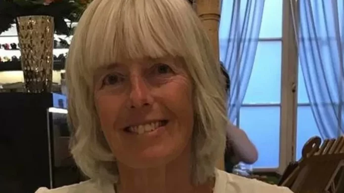 Άγριο έγκλημα στη Βρετανία: 68χρονος έσφαξε την πρώην σύζυγό του με 19 μαχαιριές πάνω από τον τάφο του αυτόχειρα γιου τους