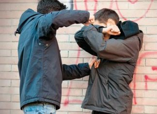 Κινδυνεύει να χάσει το νεφρό του ο 14χρονος που ξυλοκοπήθηκε άγρια από συμμαθητή του στα Βριλήσσια Νέο Ηράκλειο: Σοκάρει βίντεο ντοκουμέντο με ανελέητα χτυπήματα μαθητών έξω από το σχολείο τους