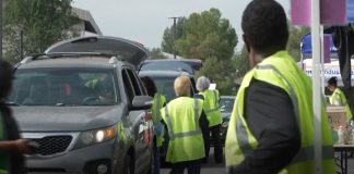 Ουρές για δωρεάν τρόφιμα στην Καλιφόρνια εν μέσω shutdown – «Παραλύουν» τα αεροδρόμια – (VIDEO)