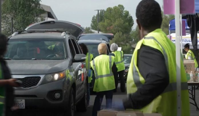 Ουρές για δωρεάν τρόφιμα στην Καλιφόρνια εν μέσω shutdown – «Παραλύουν» τα αεροδρόμια – (VIDEO)