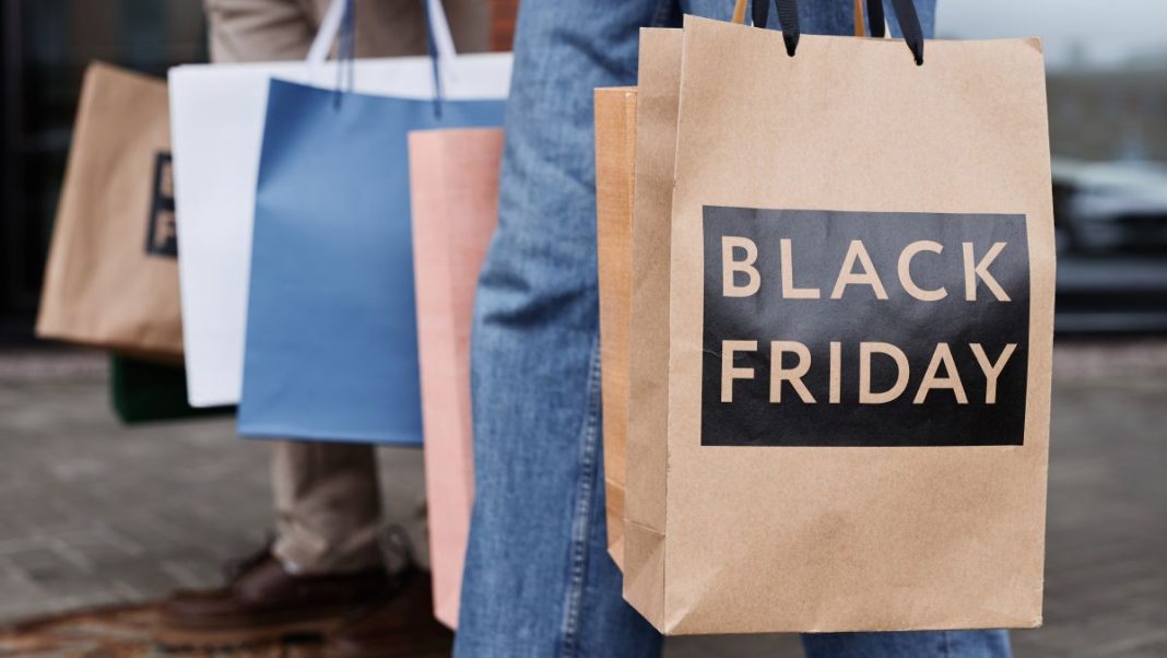 close-up-of-couple-holding-black-friday-shopping-bags