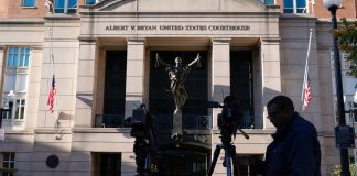 Απόφαση-κόντρα στον Τραμπ: Δικαστής απορρίπτει τις κατηγορίες κατά του πρώην διευθυντή του FBI και της γενικής εισαγγελέως της Νέας Υόρκης