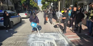 Λάρισα: Οργισμένοι κτηνοτρόφοι έριξαν γάλα έξω από το πολιτικό γραφείο του Κέλλα – (VIDEO)