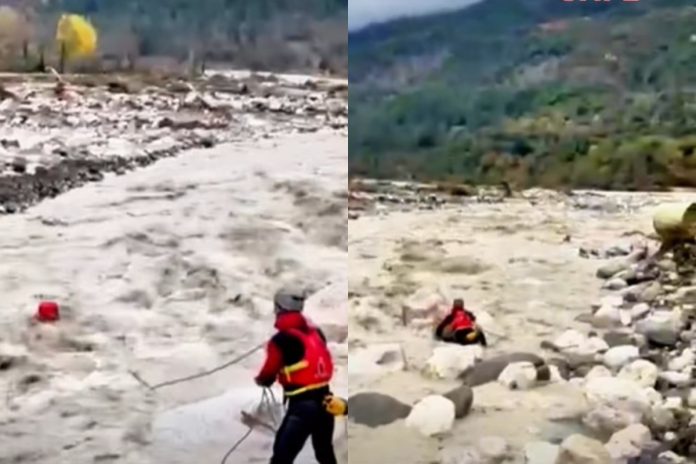 Βίντεο: Η διάσωση πυροσβέστη της ΕΜΑΚ που παρασύρθηκε από τα ορμητικά νερά ποταμού στα Τζουμέρκα