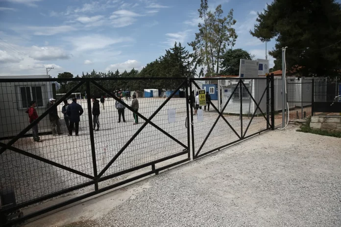 Σέρρες: Τουλάχιστον 29 προσαγωγές για την ένταση στη δομή μεταναστών στο Κλειδί Σιντικής – Δύο τραυματίες αστυνομικοί