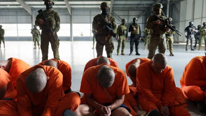 Στον Ισημερινό 300 κρατούμενοι μετάγονται σε νεόδμητη φυλακή υψίστης ασφαλείας – «Το πάρτι τελείωσε»