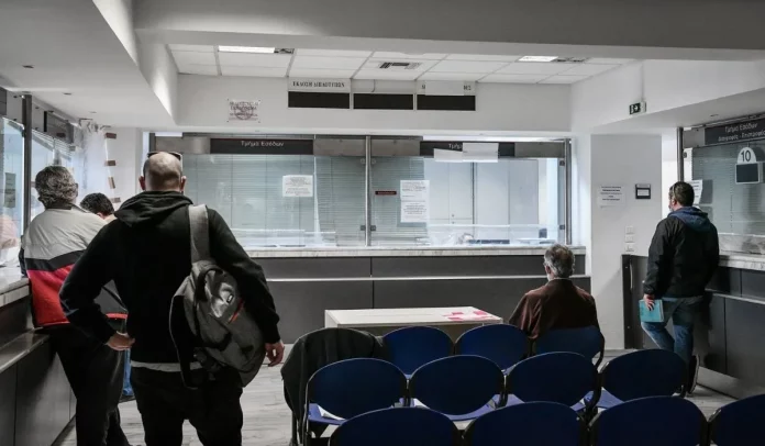 Φόροι-μαμούθ το 2026 – Βαθιά το χέρι στην τσέπη θα βάλουν και την επόμενη χρονιά οι φορολογούμενοι