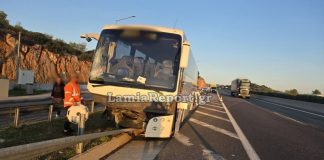 Λαμία: Τροχαίο με λεωφορείο που έπεσε στις μπάρες στην εθνική οδό – Έξι τραυματίες