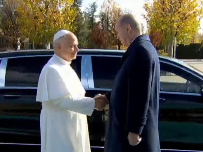 Ο Ερντογάν υποδέχτηκε με τιμές και κανονιοβολισμούς τον Πάπα Λέοντα στην Άγκυρα – (VIDEO)