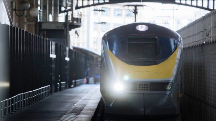 Βίντεο: Aστυνομικός εκτός υπηρεσίας ρίχνει κουτουλιά σε παράνομο μετανάστη που απειλεί επιβάτες σε τρένο