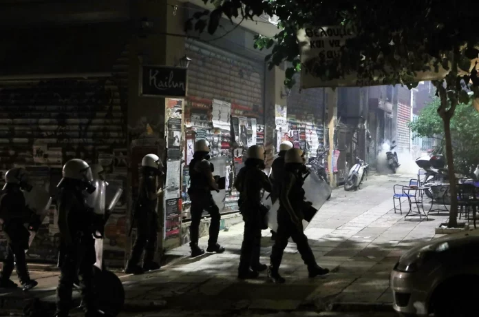 Επίθεση με μολότοφ σε διμοιρία στα Εξάρχεια – Δύο συλλήψεις