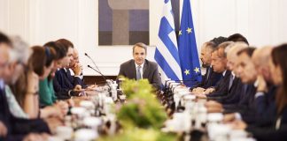 Μια κυβέρνηση που διαιρεί τη χώρα και δεν την αφήνει να πάει μπροστά