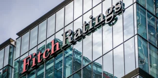 Oίκος Fitch: Η ελληνική οικονομία, αναβαθμίστηκε από “ΒΒΒ-” σε “ΒΒΒ”