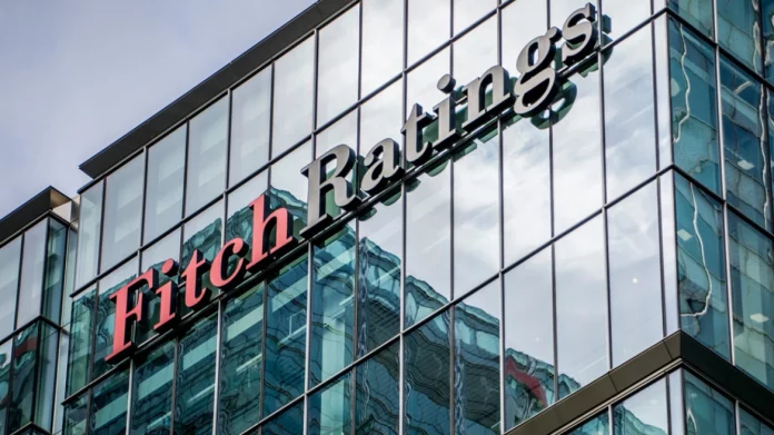 Oίκος Fitch: Η ελληνική οικονομία, αναβαθμίστηκε από “ΒΒΒ-” σε “ΒΒΒ”