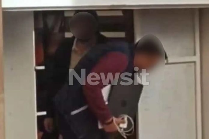 Φοινικούντα: Στη ΓΑΔΑ για κατάθεση μετά την έφοδο στο κατάστημά του ο εργοδότης του 22χρονου που εμπλέκεται στη δολοφονία