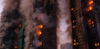 Τουλάχιστον 4 νεκροί και πολλοί εγκλωβισμένοι από τη φωτιά σε ουρανοξύστες στο Χονγκ Κονγκ