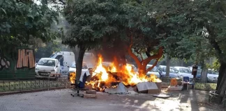 Φωτιά δίπλα στο Πεδίον του Άρεως: Κάηκε καταφύγιο αστέγου από χαρτόκουτα – Δείτε φωτογραφίες