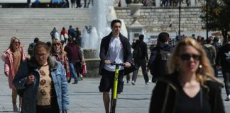 Πατίνια: Νέοι κανόνες για τη χρήση τους στην Αθήνα – Ζώνες πάρκινγκ, περιορισμοί και απαγορεύσεις