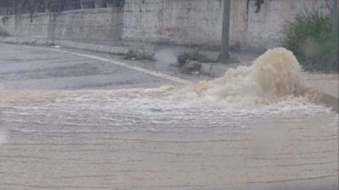 Αγρίνιο: Προβλήματα από την κακοκαιρία – «Λουκέτο» σε δρόμους, πλημμύρισαν σπίτια (Video)