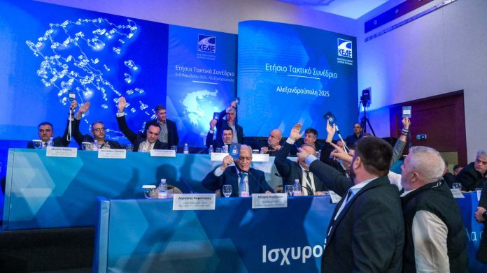 Απίστευτες σκηνές στο συνέδριο της ΚΕΔΕ: Η ΝΔ δεν ήθελε ονομαστική ψηφοφορία και παραλίγο να πέσει… ξύλο (Video)