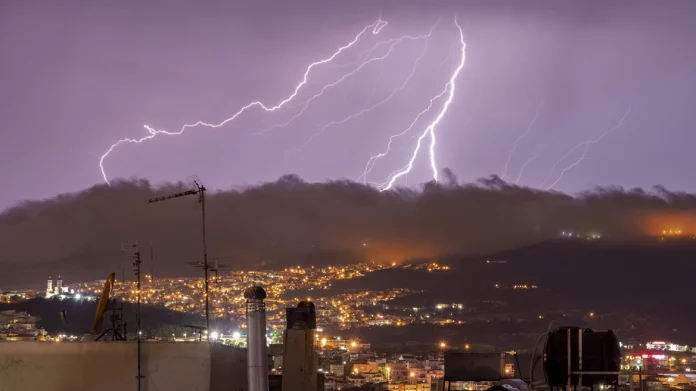 Καιρός: Έκτακτο δελτίο της ΕΜΥ για την κακοκαιρία Adel – Πού θα χτυπήσει τις επόμενες ώρες