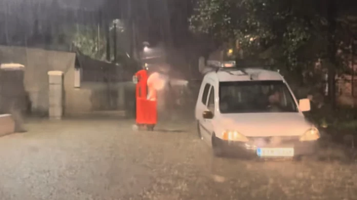 Η Adel σφυροκοπά τη δυτική Ελλάδα – 112 σε Κέρκυρα και Αιτωλοακαρνανία: Περιορίστε τις μετακινήσεις