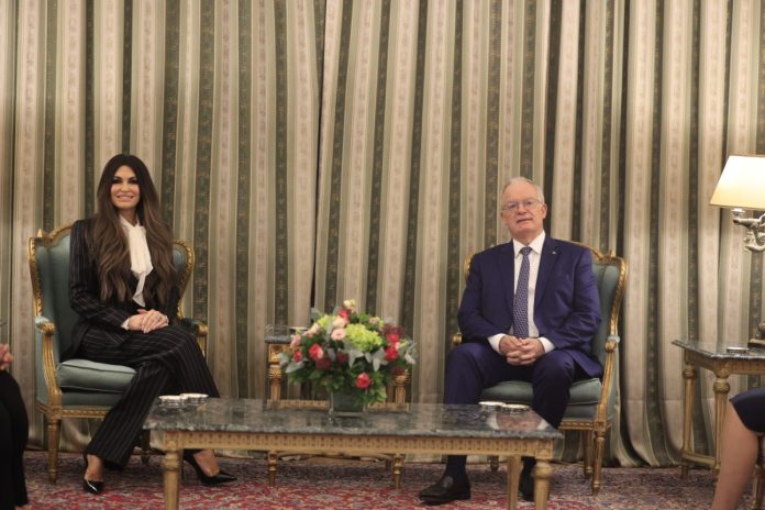 Η Κίμπερλι Γκίλφοϊλ επέδωσε τα διαπιστευτήριά της στον Τασούλα – Δείτε φωτογραφίες