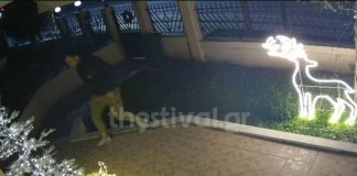 Θεσσαλονίκη: Ατζαμής κλέφτης αρπάζει χριστουγεννιάτικα στολίδια από αυλές σπιτιών