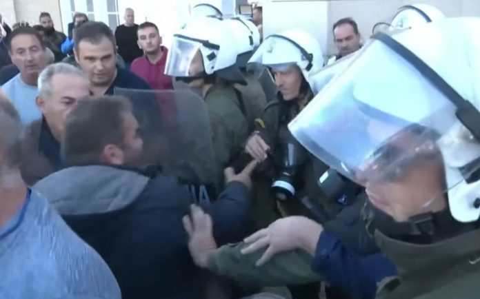 Ένταση μεταξύ αγροτών και αστυνομικών στην Αλεξανδρούπολη – «Αποκλεισμένο» το αεροδρόμιο ενόψει της επίσκεψης Μητσοτάκη