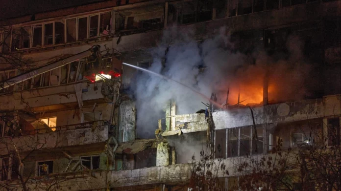 Ένας νεκρός και επτά τραυματίες από ρωσικά πλήγματα στο Κίεβο – Ζημίες σε κατοικίες και οχήματα
