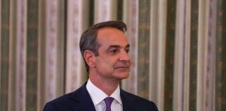 Ο Μητσοτάκης «μαδάει τη μαργαρίτα» για τον εκλογικό νόμο – Σενάρια για ανασχηματισμό μετά τις γιορτές