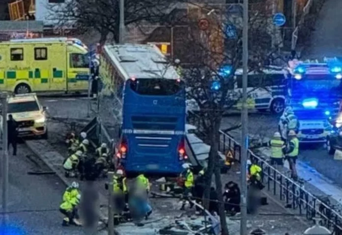 Συναγερμός στη Στοκχόλμη: Λεωφορείο έπεσε σε στάση – Αναφορές για νεκρούς και τραυματίες- (VIDEO)