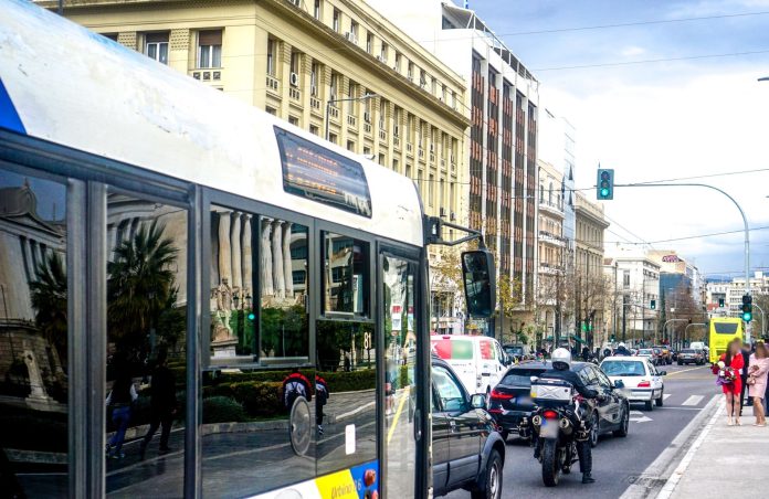 Kάμερες σε λεωφορεία: «Σκάνε» οι πρώτες κλήσεις για αυτοκίνητα σε λεωφορειολωρίδες