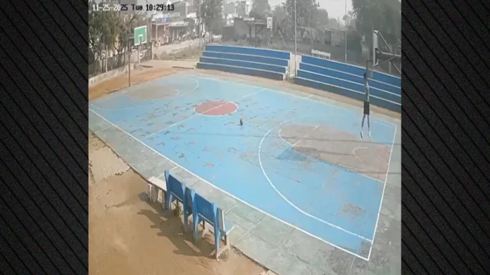Τραγωδία στην Ινδία: 16χρονος πλακώθηκε από σκουριασμένη μπασκέτα μετά από κάρφωμα και πέθανε – (VIDEO)