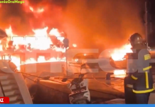 Φωτιά σε 4 σκάφη στη Μαρίνα Ζέας – Βυθίστηκε το ένα