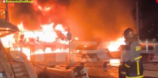 Φωτιά σε 4 σκάφη στη Μαρίνα Ζέας – Βυθίστηκε το ένα