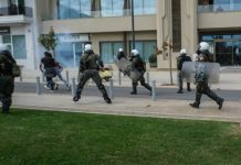 «Μη τον βαράτε, δικός μας είναι» – Τα ΜΑΤ χτύπησαν άνδρα της ασφάλειας γιατί τον μπέρδεψαν με διαδηλωτή