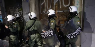 Μέλη του Ρουβίκωνα άνοιξαν πανό στο μνημείο του Άγνωστου Στρατιώτη – Προχώρησε σε προσαγωγές η ΕΛ.ΑΣ.-(VIDEO)